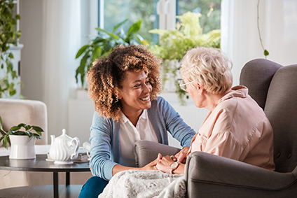 social worker visiting with an elderly woman638610181952328861